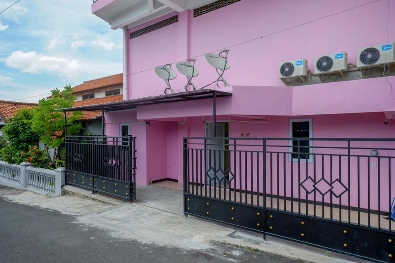 Hotel RedDoorz @ Jalan Gatot Subroto Semarang Zewnętrze zdjęcie